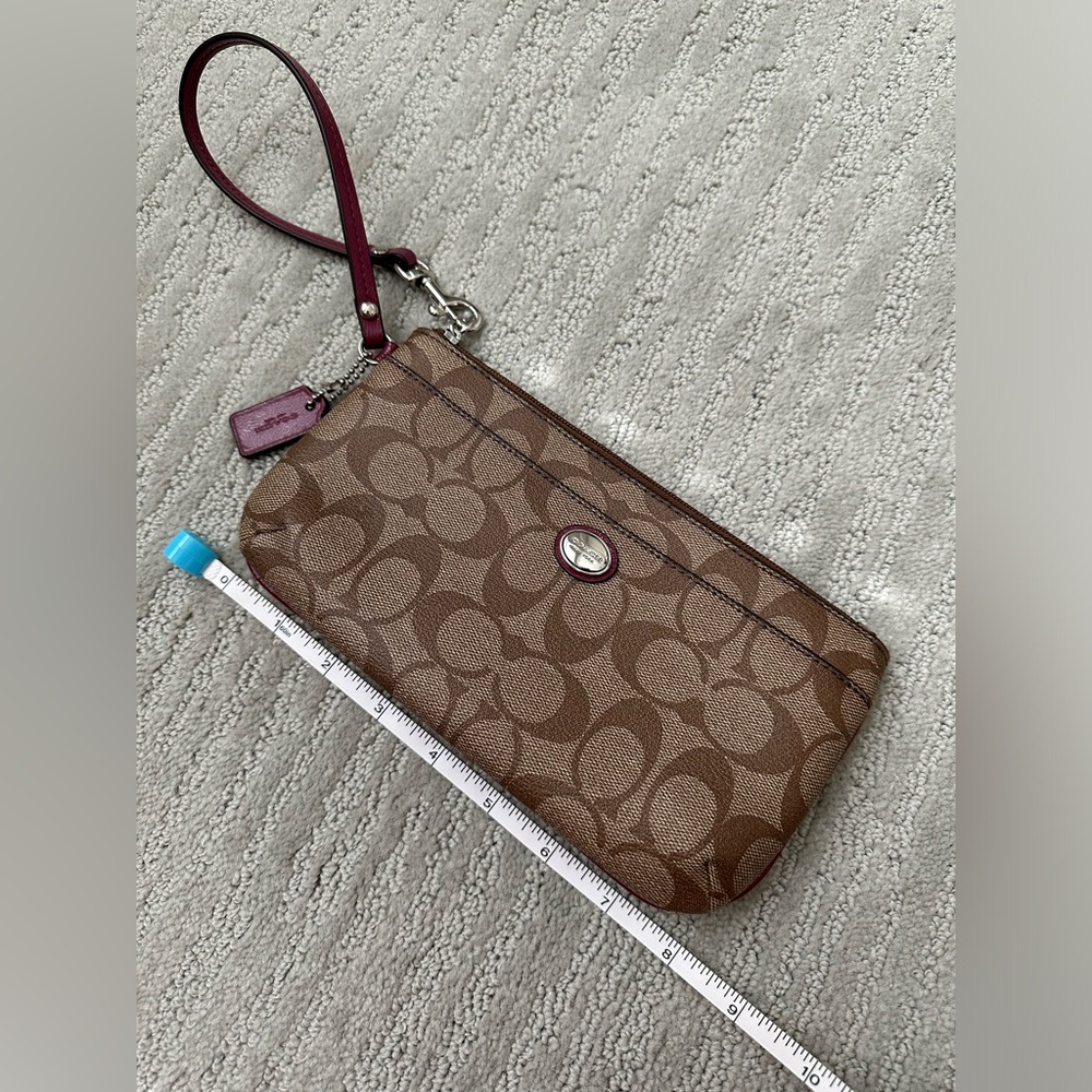 NWOT—Classic Coach wristlet/wallet - Picture 4 of 10